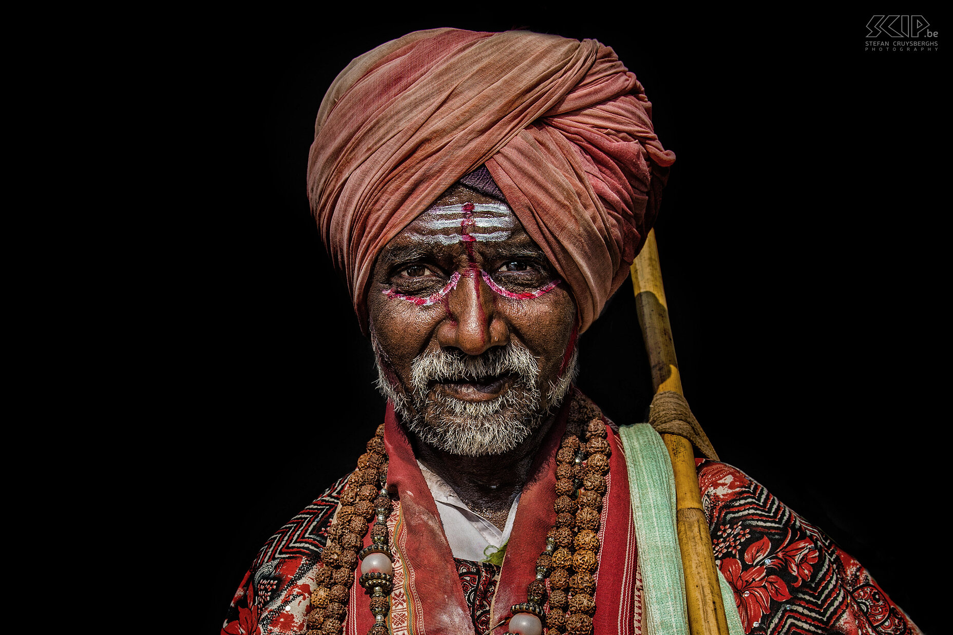 Hampi - Sadhoe Portret van een van de tulband-sadhoes in Hampi. In het hindoeïsme is een sadhoe is een religieuze asceet of heilige man die alle materiële voorzieningen achter zich heeft laat en zich richt op het spirituele van het hindoeïsme.  Stefan Cruysberghs